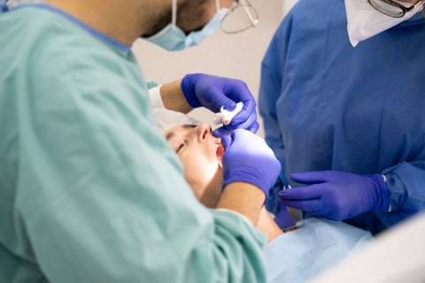 "A regra de ouro é ter o controle dessa doença", afirma especialista sobre implante dentário em pacientes com diabetes