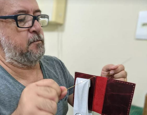 Oportunidade na pandemia: acreano transforma hobby em renda extra e cria loja de acessórios feitos artesanalmente com couro