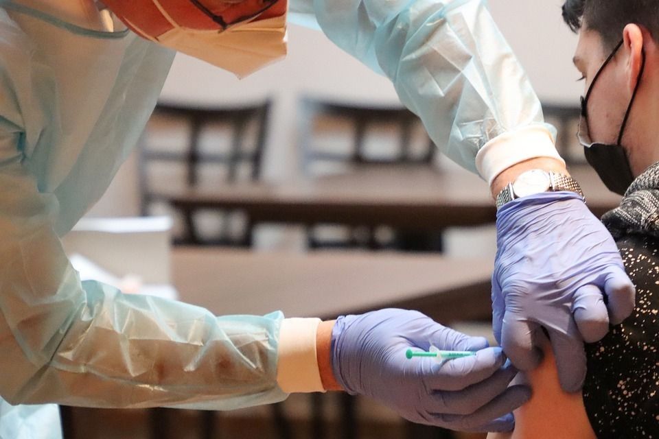 Pelo menos 700 mil doses de vacina em combate à Covid-19 são negociadas pela prefeitura de Manaus