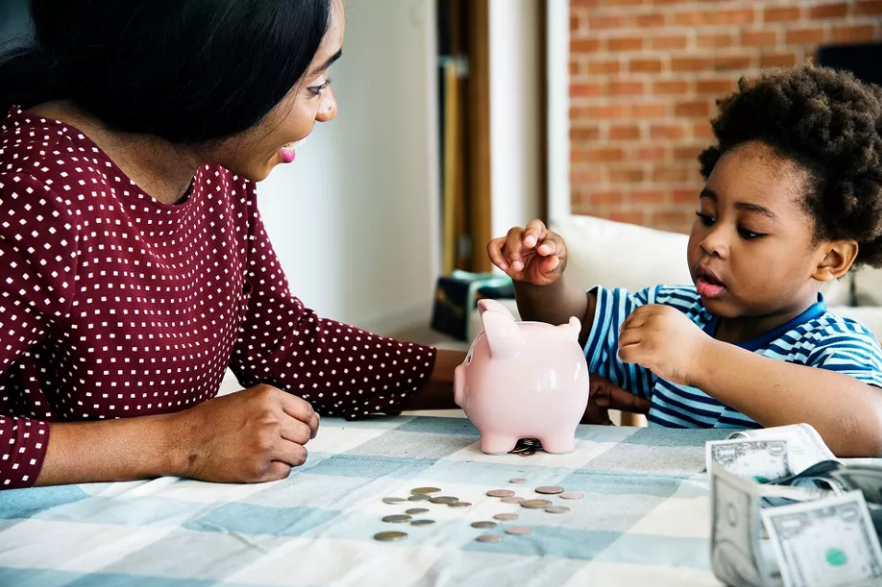 “A ideia da educação financeira é formar cidadãos mais conscientes, evitando um cenário de maior endividamento nas gerações futuras”, declara especialista