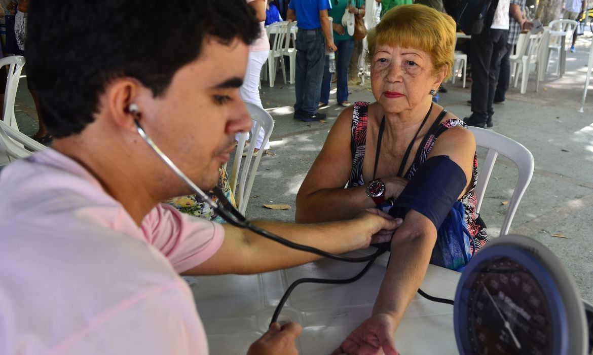 Especialistas alertam para relação entre Covid-19 e o risco de AVC