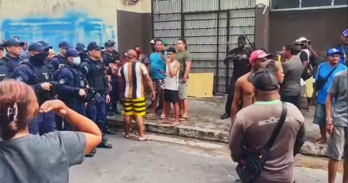 Ambulantes protestam contra ação da Prefeitura no Centro de Manaus
