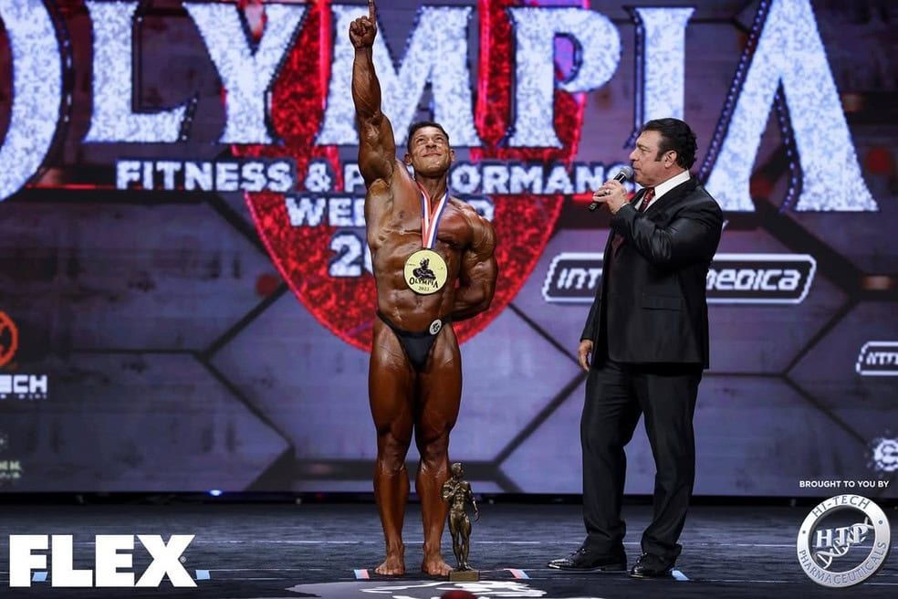 Fisiculturista acreano conquista o título Mr. Olympia 2025 e se torna o primeiro brasileiro a vencer a competição