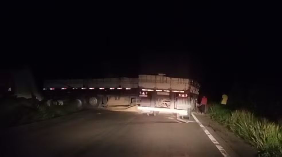 Carreta bitrem com carregamento de milho fica atravessado e bloqueia tráfego na BR-174