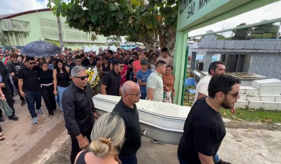 Bombeiros encontram corpo durante buscas por desaparecidos em naufrágio no Encontro das Águas