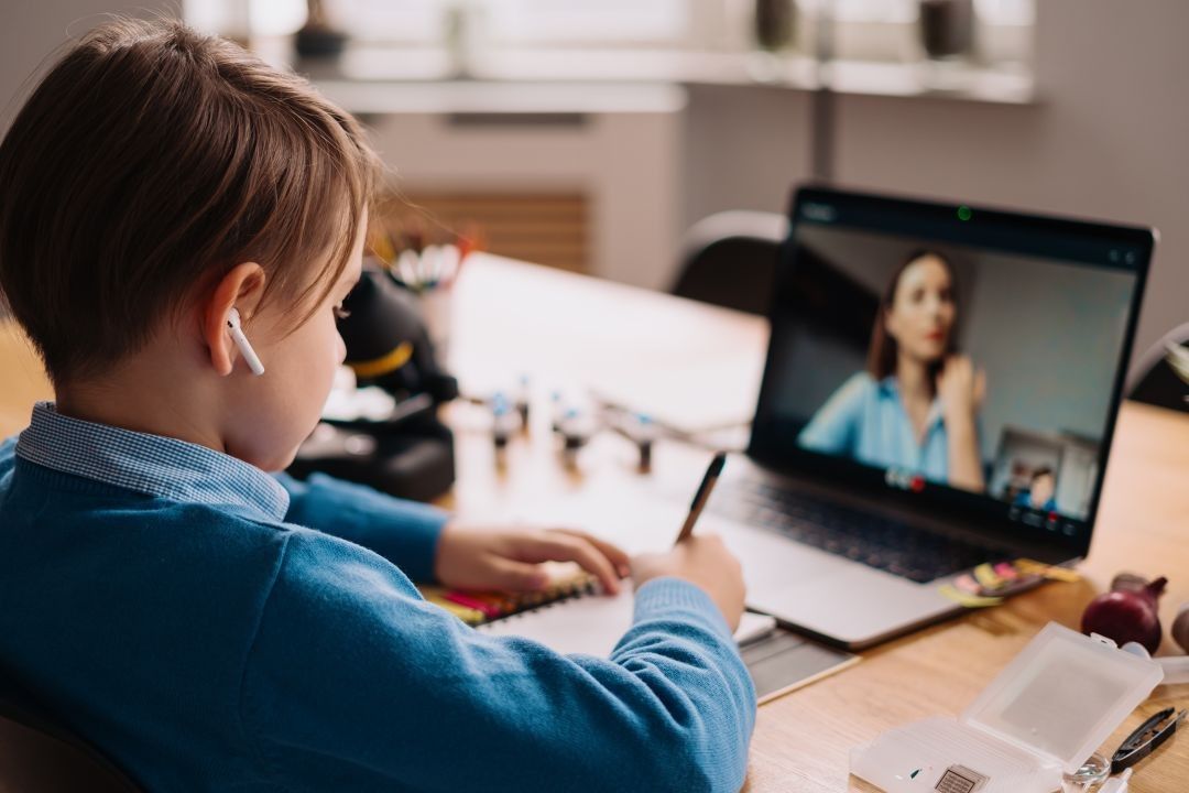 Conheça os benefícios dos materiais didáticos híbridos para os estudantes