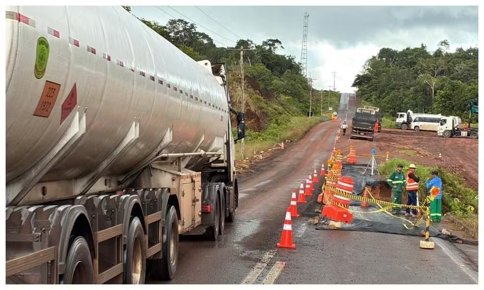 Desmoronamento de trecho na BR-174 mantém interdição durante a noite