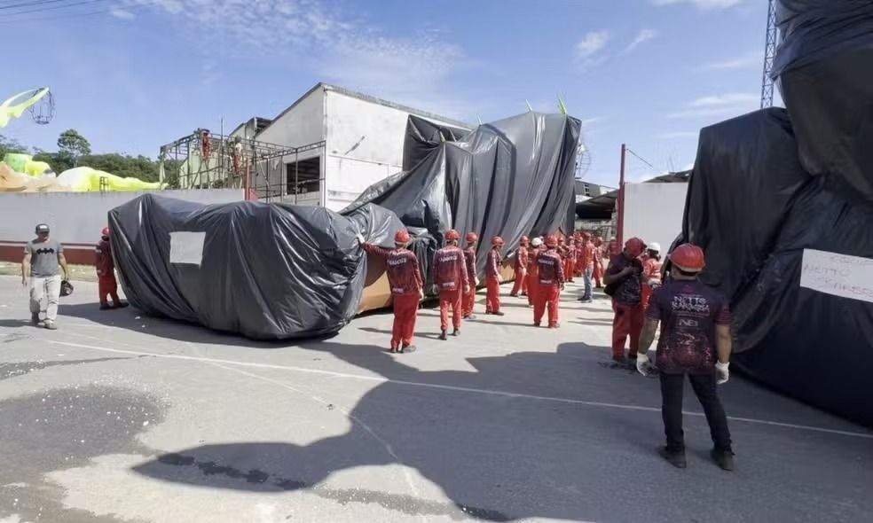 Bois Garantido e Caprichoso inicia transporte das alegorias pelas ruas da ilha para área de concentração do Bumbódromo