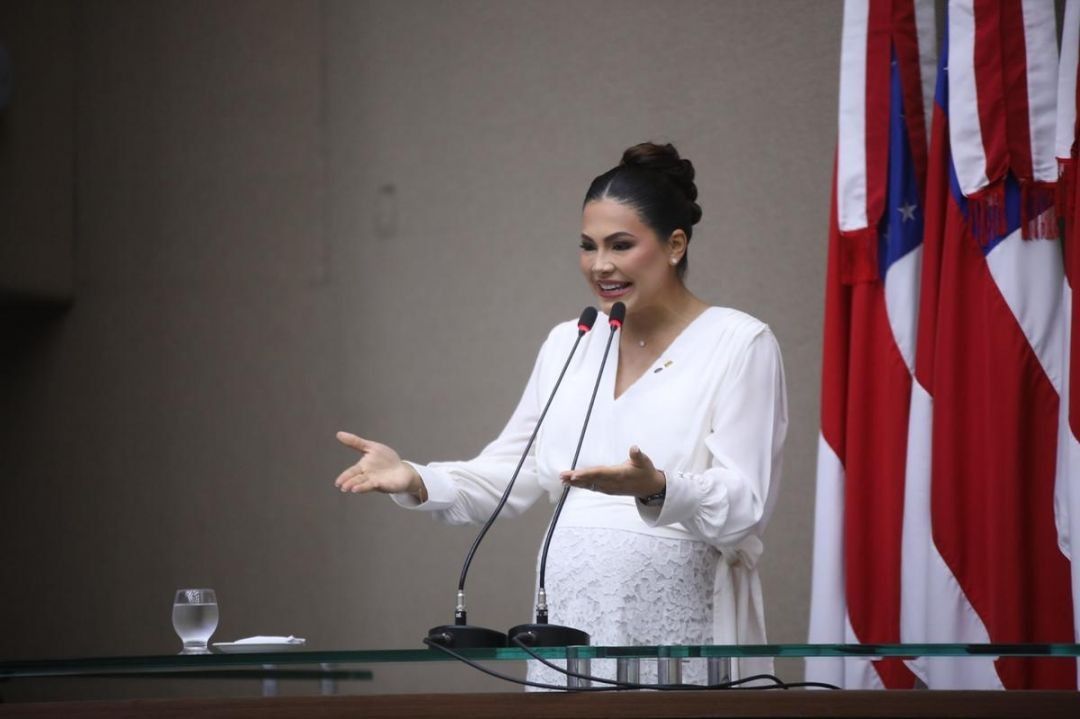 Brena Dianná toma posse como deputada estadual na vaga deixada por Roberto Cidade