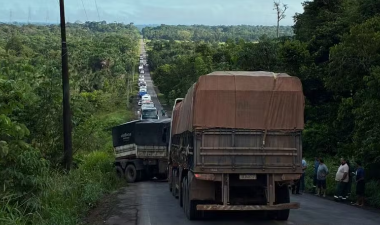 Carreta com defeito bloqueia tráfego na BR-174