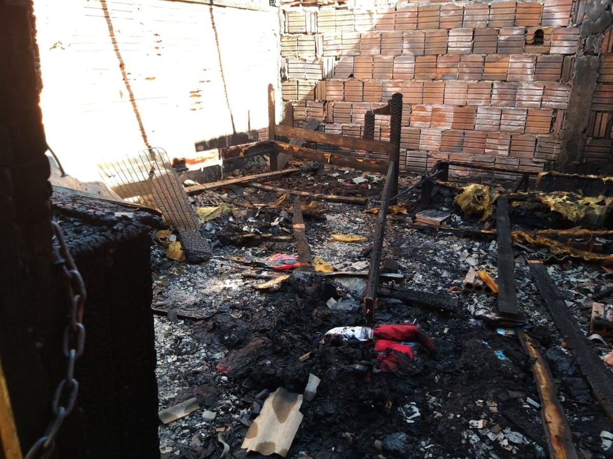 Crianças deixadas sozinhas são carbonizadas após casa pegar fogo no AC