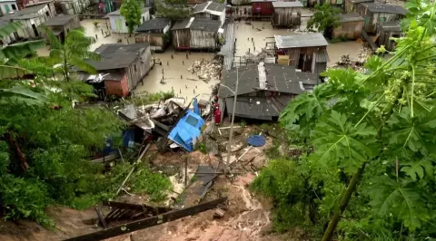 Mais de 200 famílias estão em abrigos temporários após perderem moradia devido as fortes chuvas no fim de semana, em Manaus