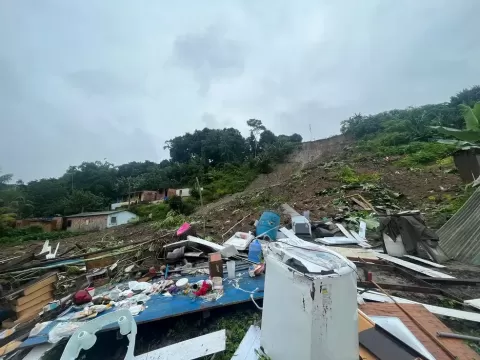 Mais de 120 famílias atingidas pelas fortes chuvas em Manaus devem ser retiradas de áreas alagadas nesta terça-feira (28)