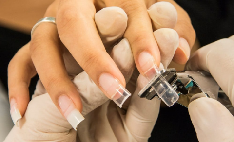 Aprenda como evitar descolamento na unha e infiltração no alongamento em gel