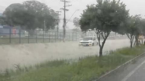 Avenidas de Manaus ficam alagadas durante tempestade desta quarta-feira (19)