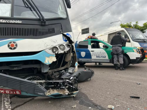 Acidente com micro-ônibus deixa motociclista morto na Avenida Brasil