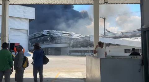 Fábrica de veículos na Zona Leste de Manaus é atingida por incêndio de grandes proporções