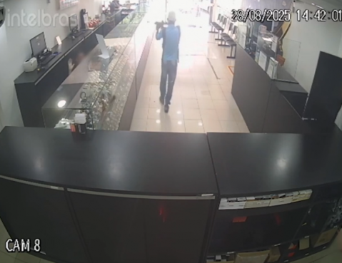Assaltantes rendem funcionárias com submetralhadora em loja de Manaus