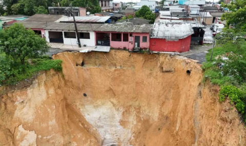 Moradores abandonam casas após cratera ceder em Manaus