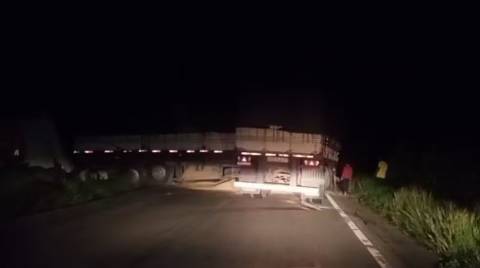 Carreta bitrem com carregamento de milho fica atravessado e bloqueia tráfego na BR-174