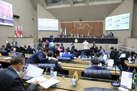 Levantamento mostra gastos de deputados do AM com viagens no Brasil e no exterior