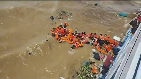 Bombeiros encontram corpo durante buscas por desaparecidos em naufrágio no Encontro das Águas