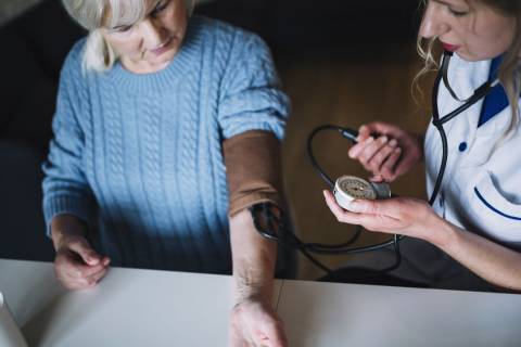 Abril Vermelho: mês de alerta para hipertensão e direitos de pacientes com doenças crônicas