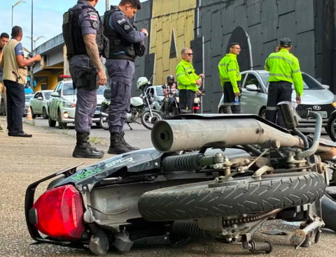 Acidente com carreta mata motociclista e provoca congestionamento na avenida Rodrigo Otávio