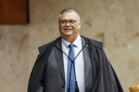 Dino vê excessos e mantém retirada de vídeo de Salazar contra David Almeida